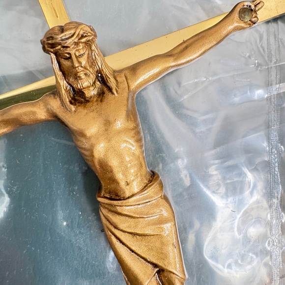 Beautiful crucifix, metal (brass?) ready to hang, vintage; in original box; USA - Picture 2 of 6